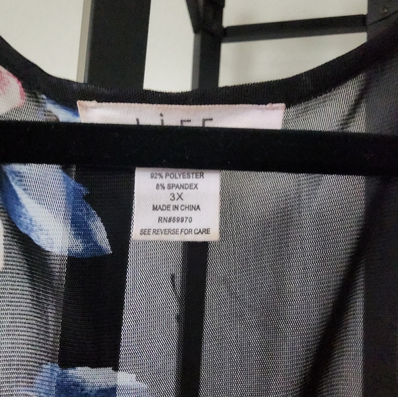 Black Wrap with peach and red roses - Picture 4 of 9